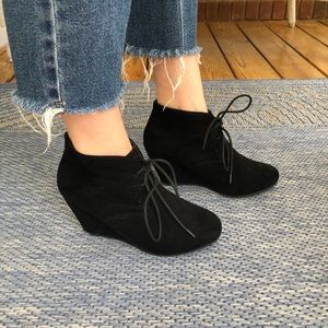 Black wedges